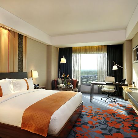 新德里马尤尔维哈尔诺伊达假日酒店 客房 照片 A room at the hotel
