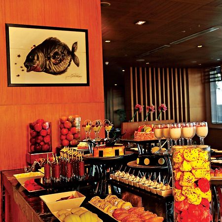 新德里马尤尔维哈尔诺伊达假日酒店 外观 照片 A buffet at a restaurant