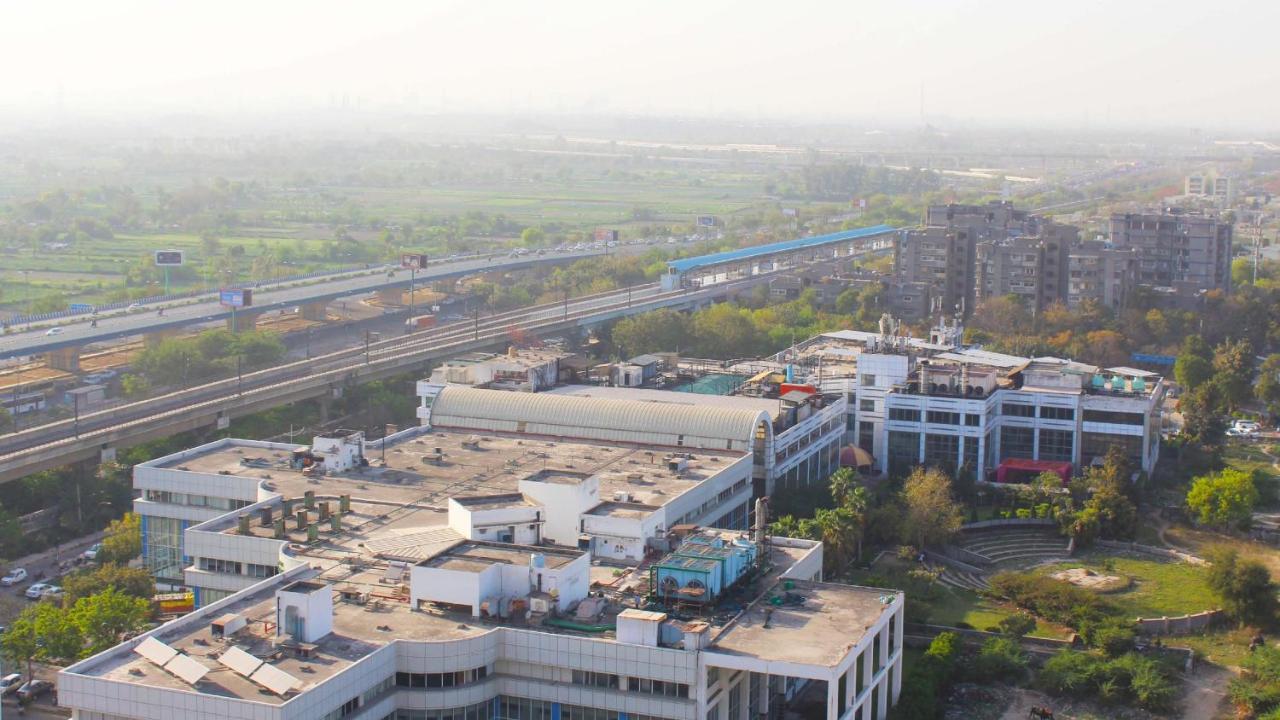 新德里马尤尔维哈尔诺伊达假日酒店 外观 照片 View of the station from the top of a nearby building