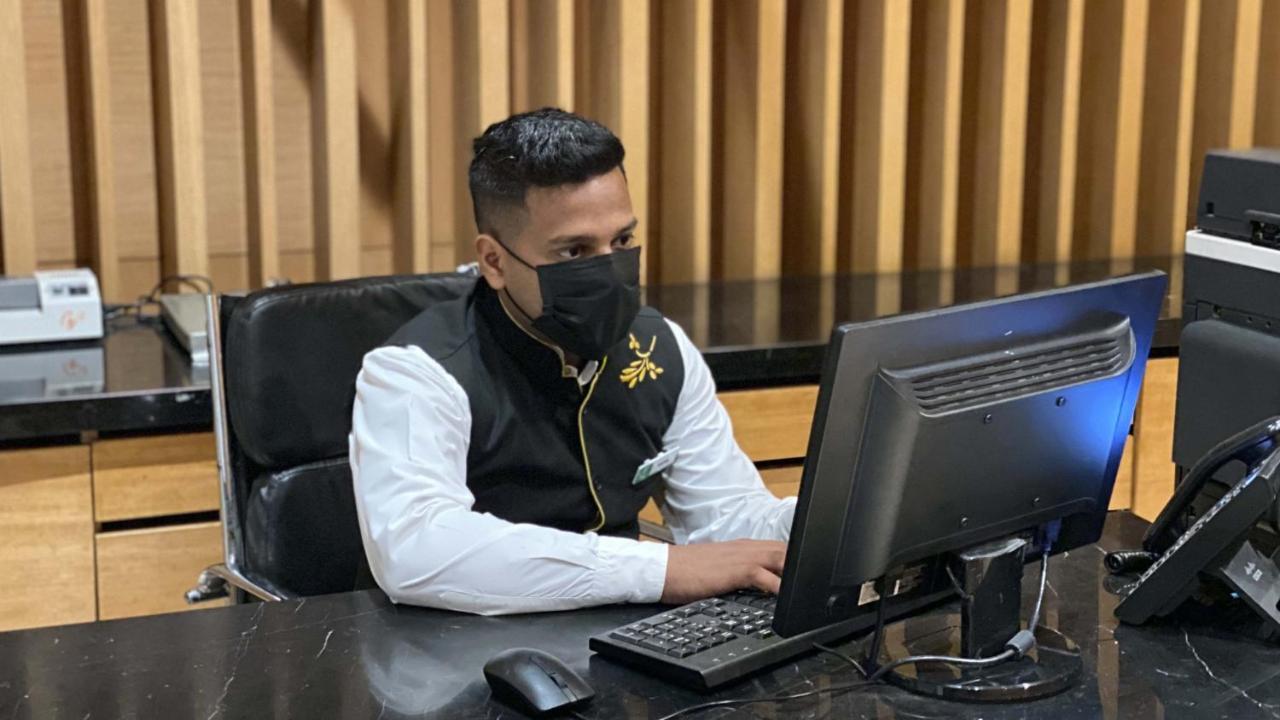 新德里马尤尔维哈尔诺伊达假日酒店 外观 照片 A government employee in Myanmar wearing a face mask