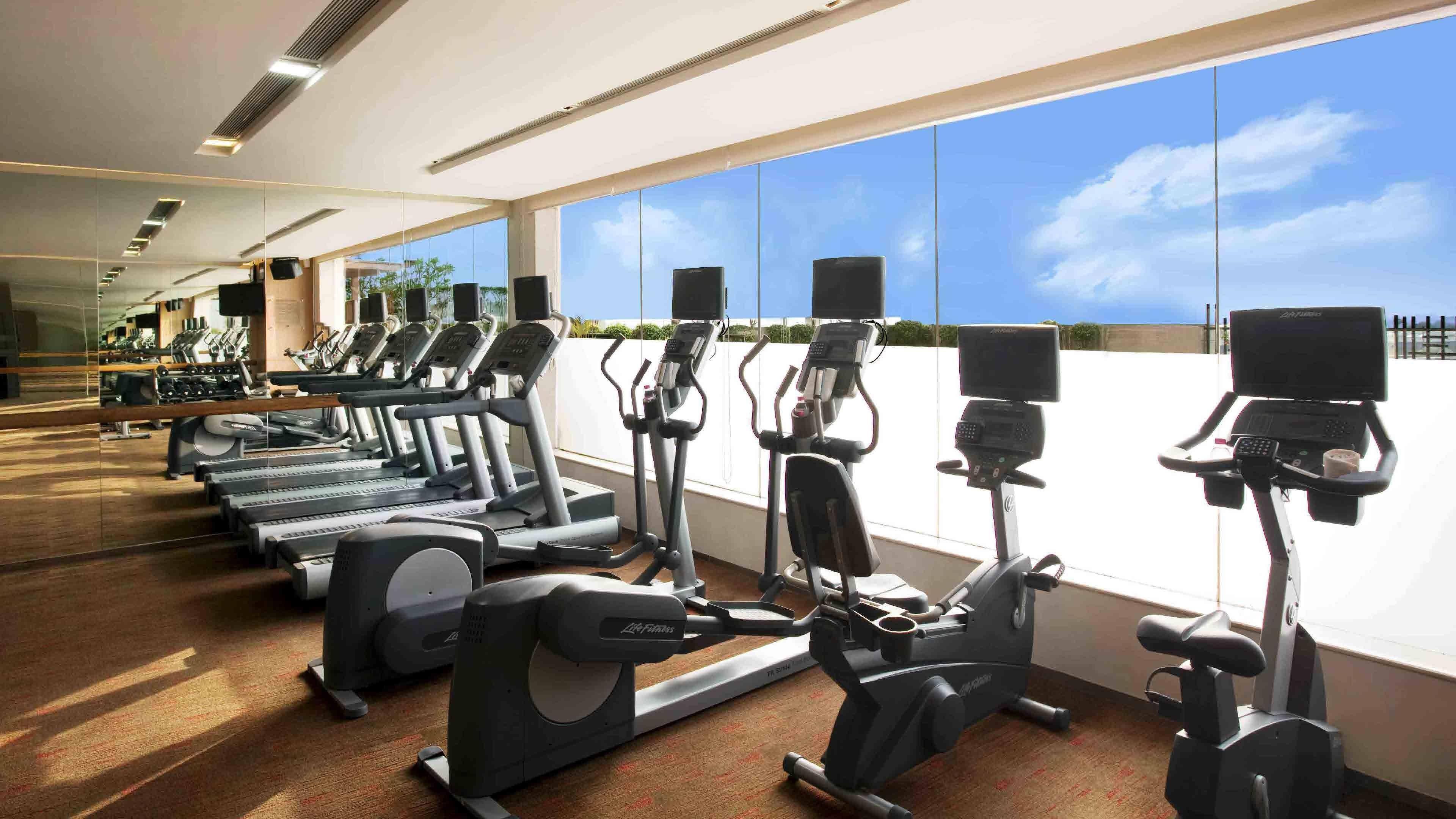新德里马尤尔维哈尔诺伊达假日酒店 外观 照片 The gym at the hotel