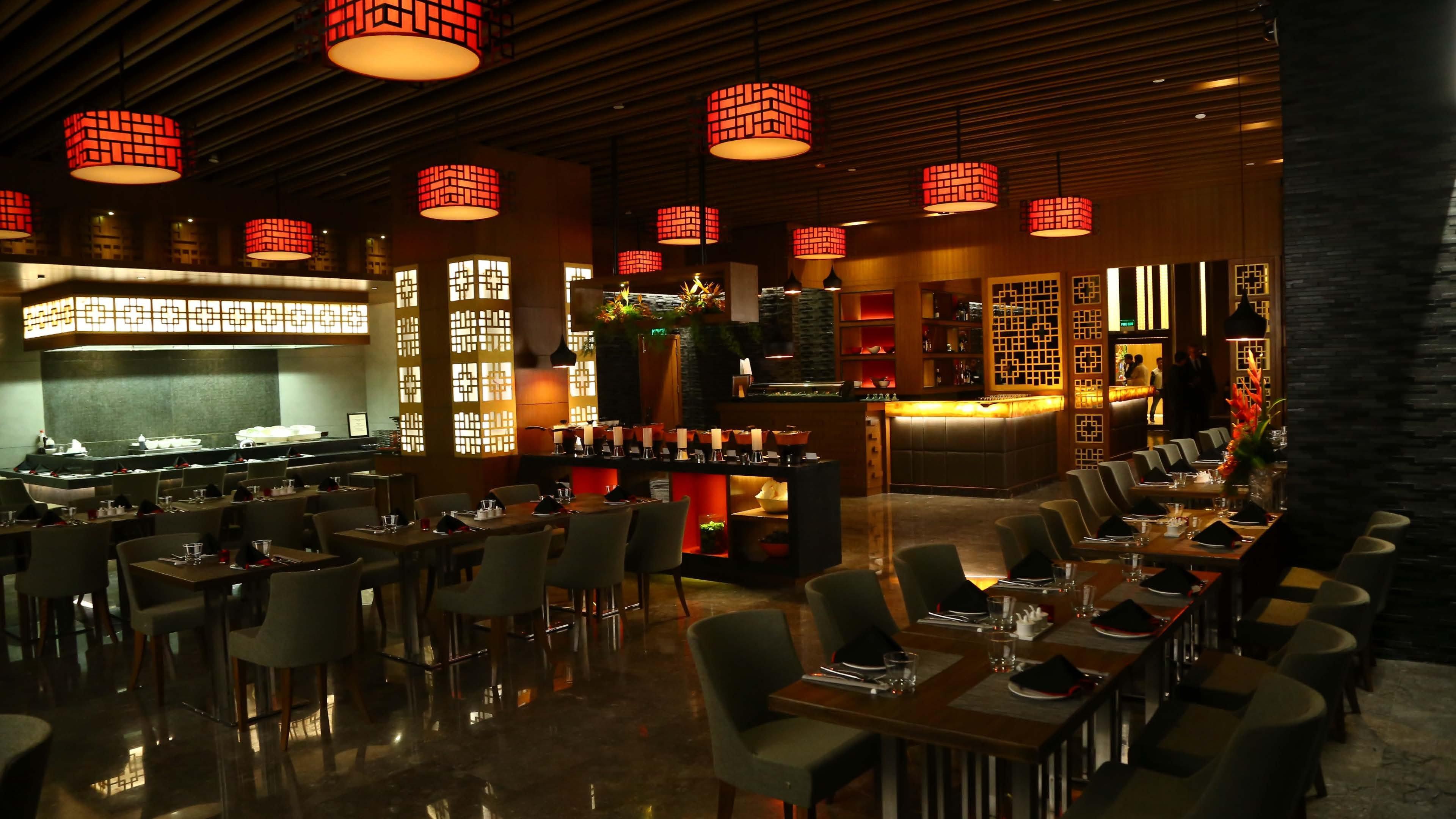新德里马尤尔维哈尔诺伊达假日酒店 外观 照片 The interior of the restaurant
