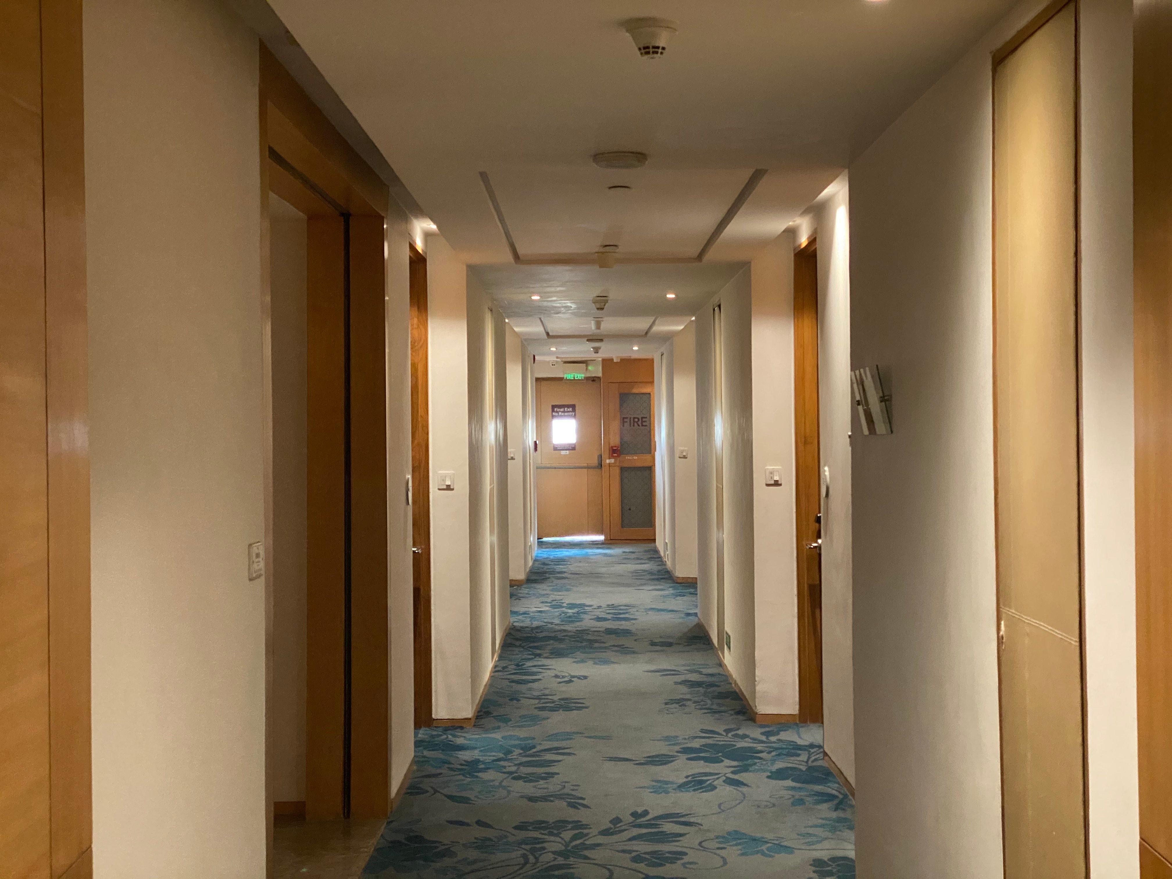 新德里马尤尔维哈尔诺伊达假日酒店 外观 照片 A corridor at the hotel