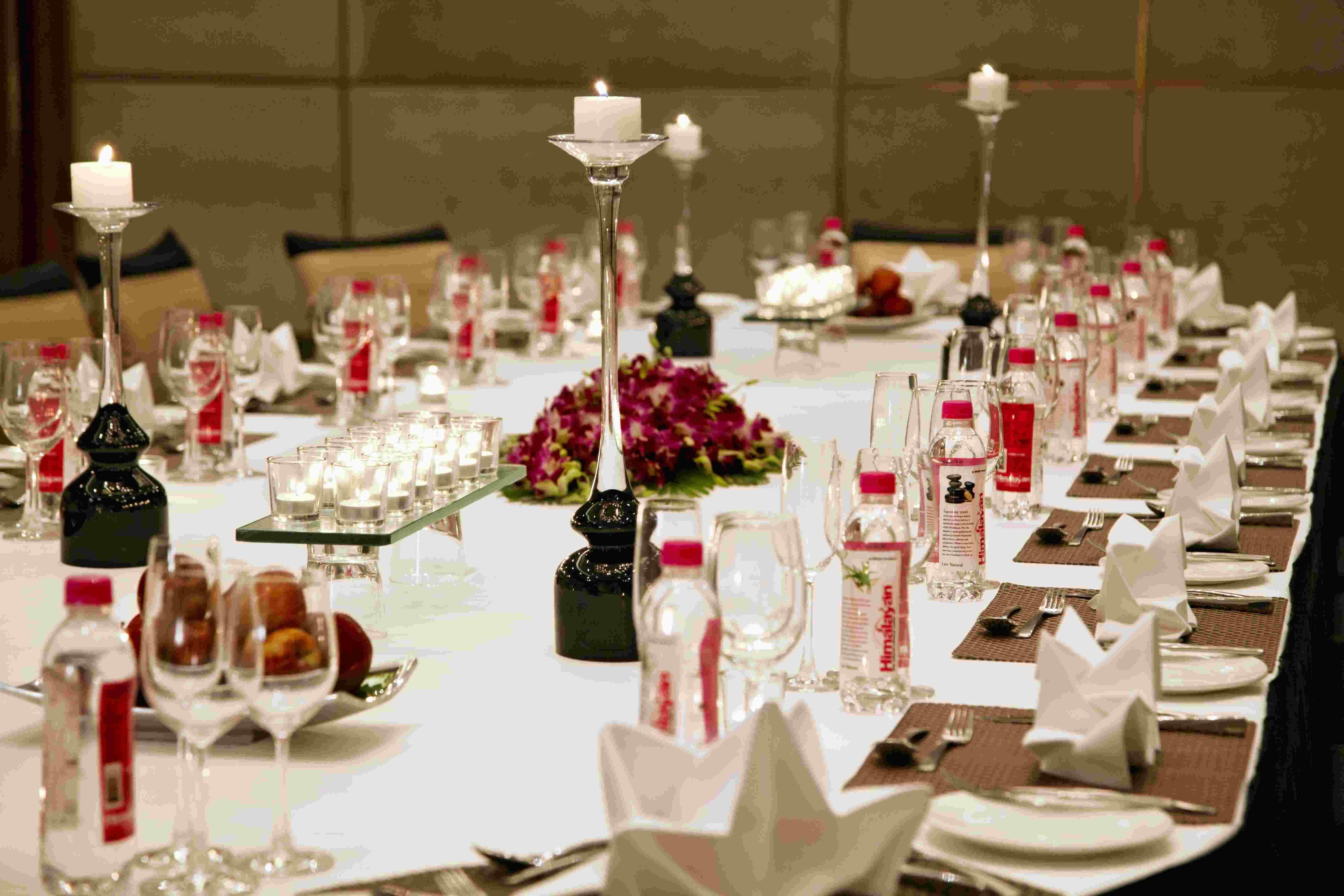 新德里马尤尔维哈尔诺伊达假日酒店 外观 照片 A table set for a formal dinner