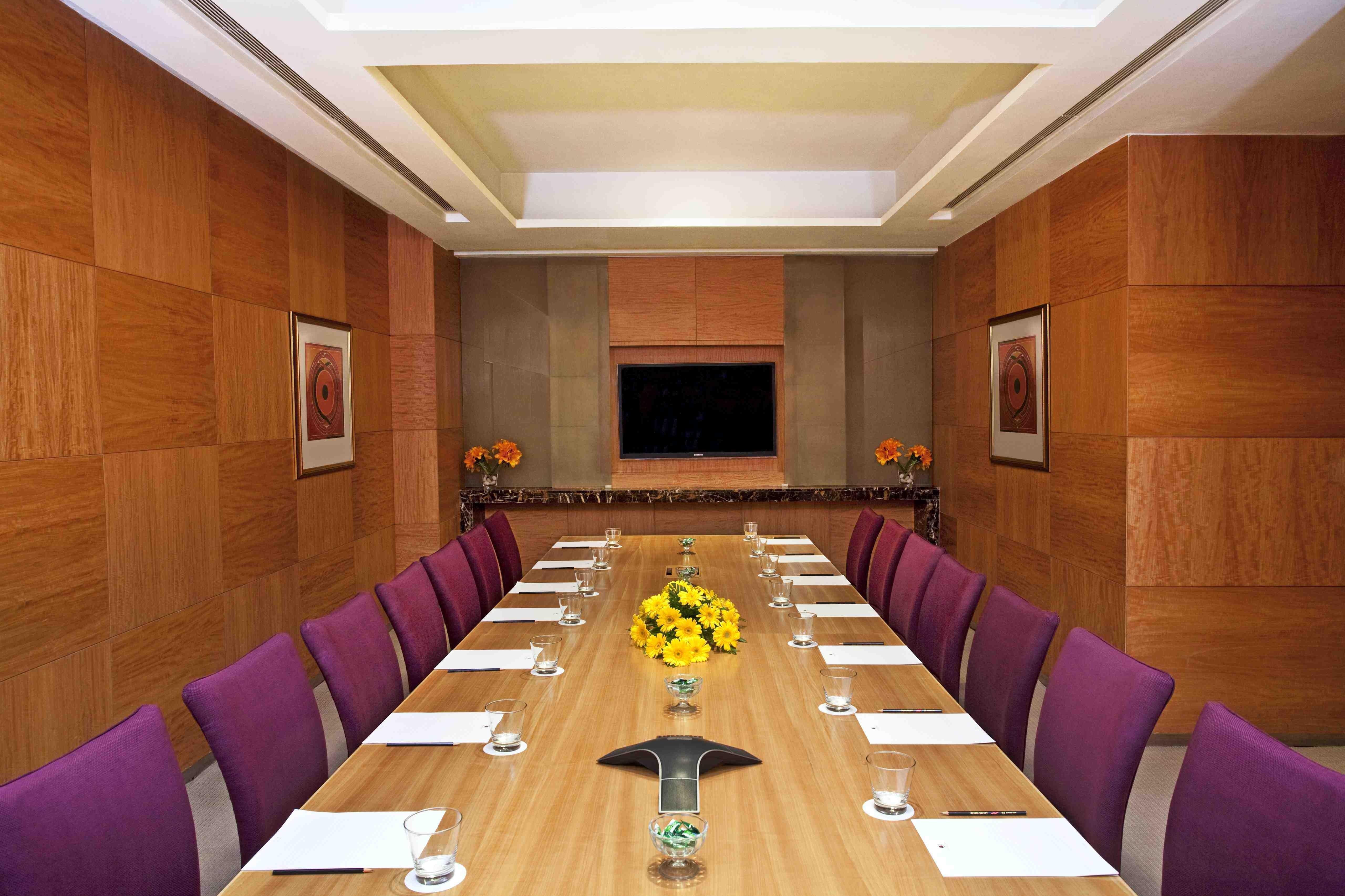 新德里马尤尔维哈尔诺伊达假日酒店 外观 照片 A boardroom at a hotel
