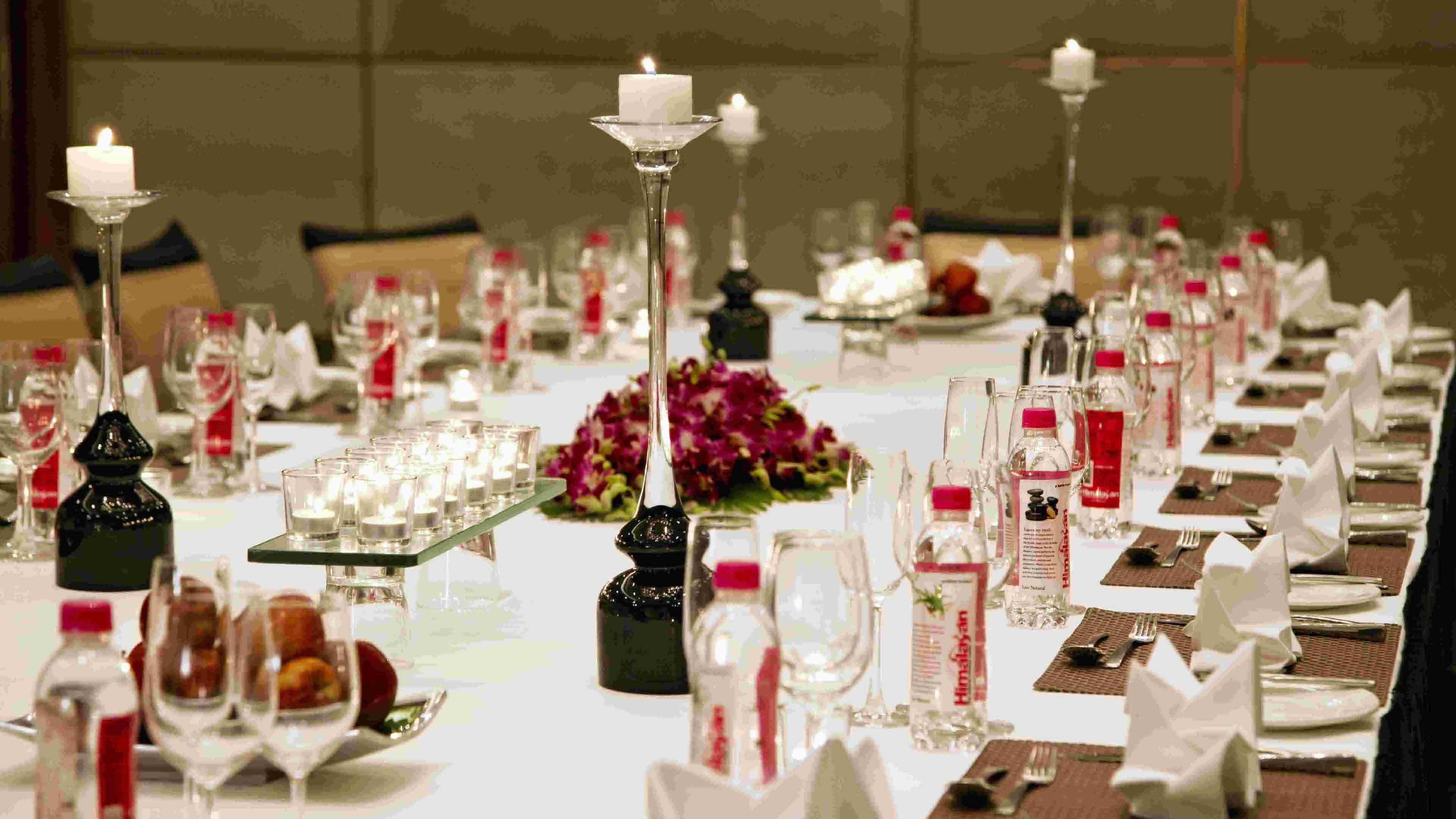 新德里马尤尔维哈尔诺伊达假日酒店 外观 照片 A table set for a formal dinner