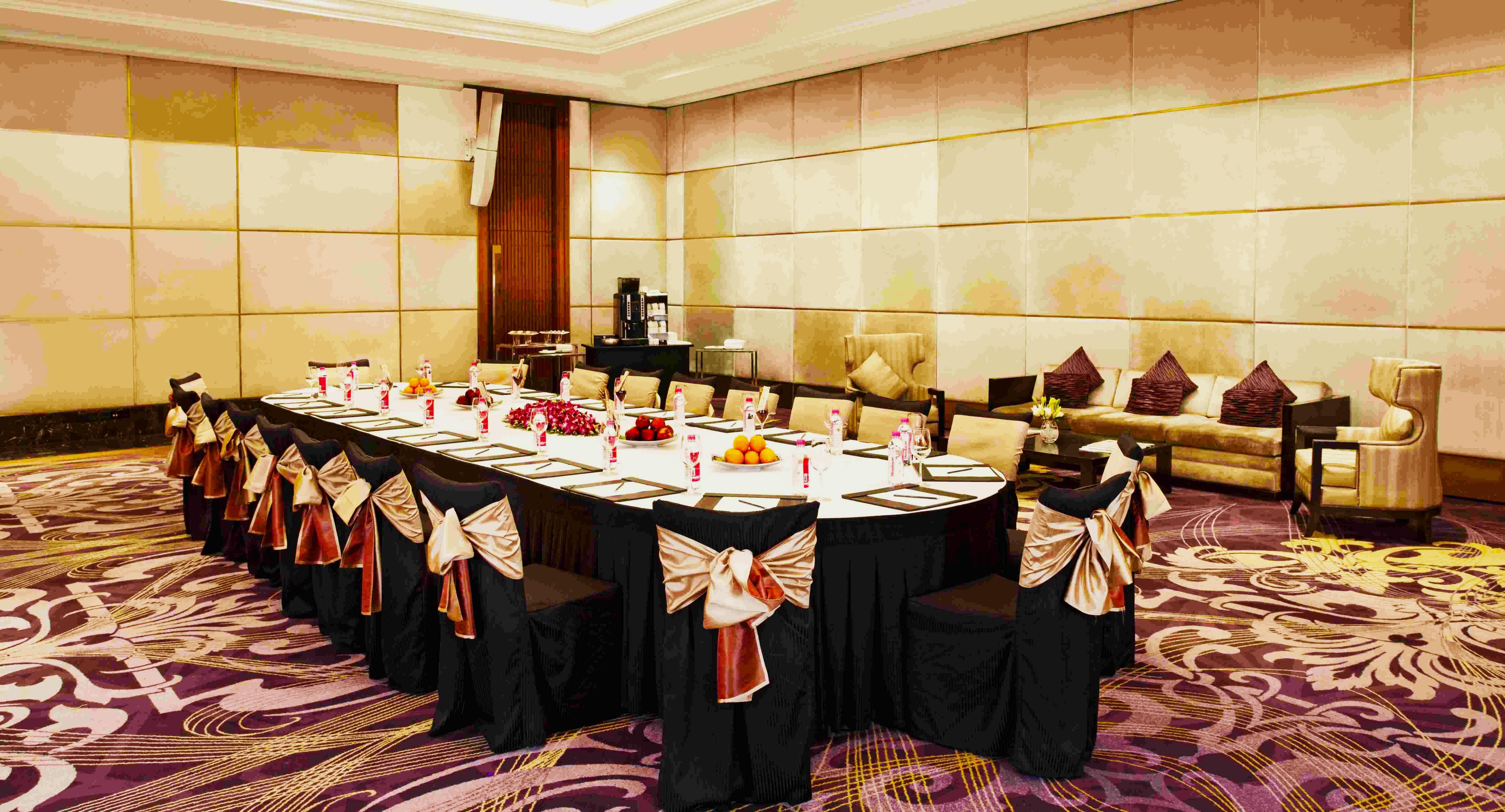 新德里马尤尔维哈尔诺伊达假日酒店 外观 照片 A table set for a banquet