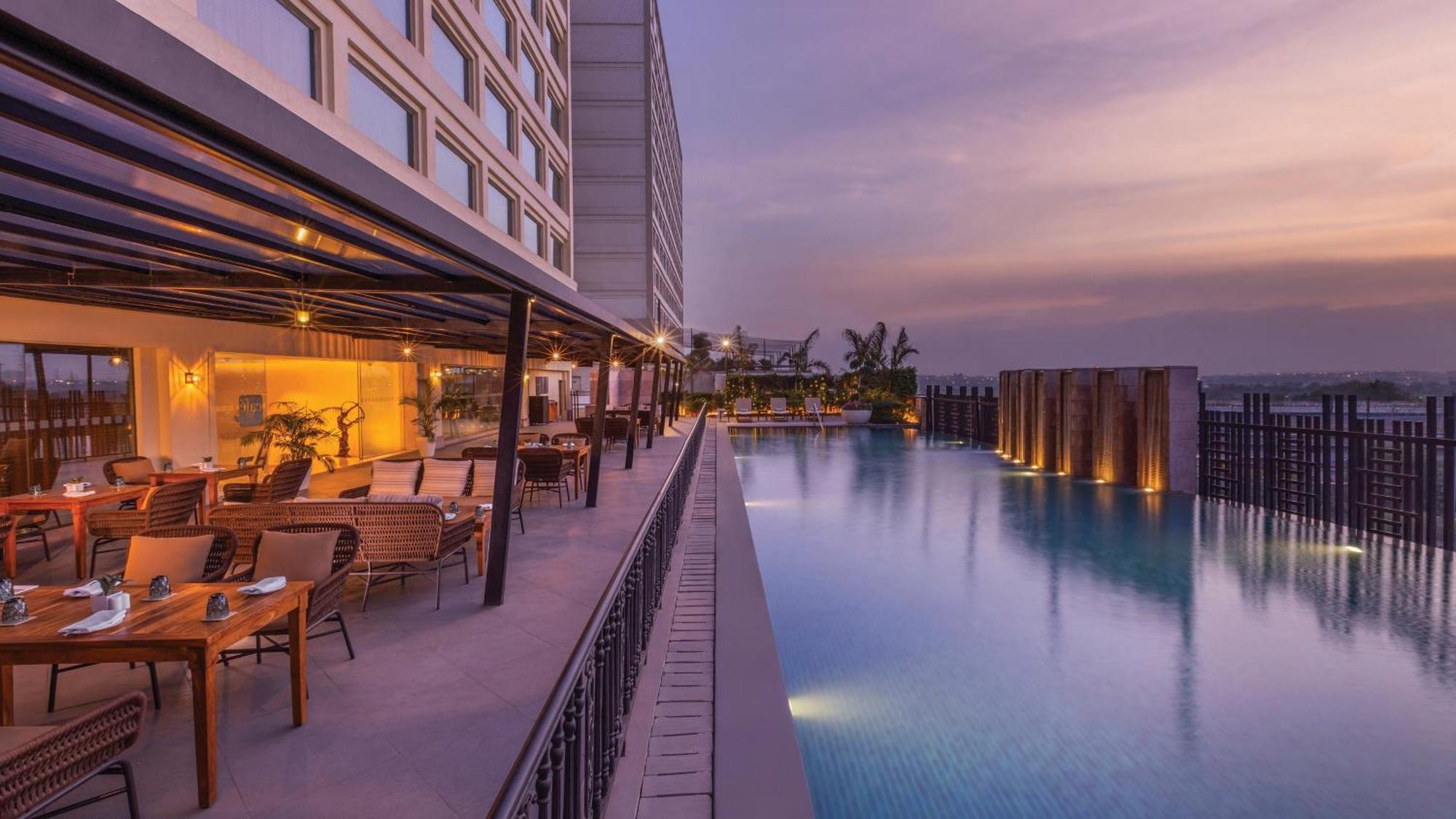 新德里马尤尔维哈尔诺伊达假日酒店 外观 照片 The swimming pool at the hotel
