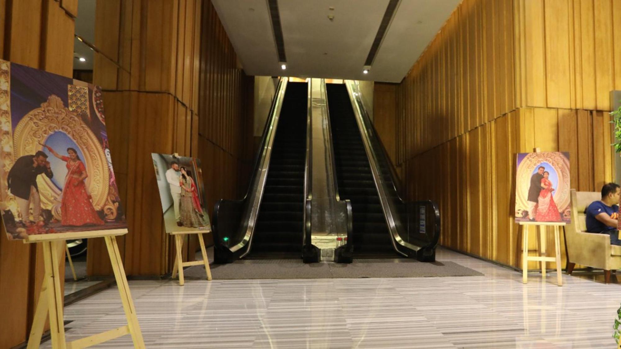 新德里马尤尔维哈尔诺伊达假日酒店 外观 照片 Escalators at the lobby
