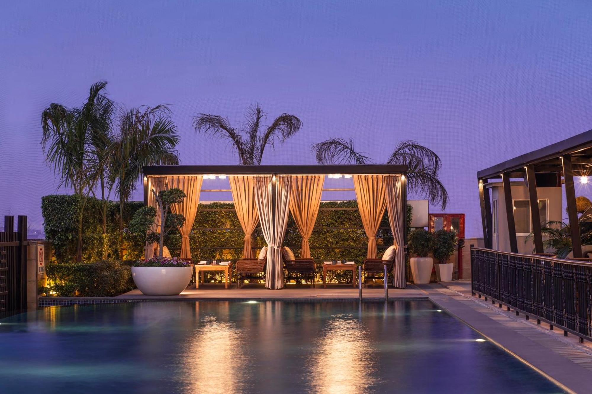新德里马尤尔维哈尔诺伊达假日酒店 外观 照片 The pool at the rooftop bar